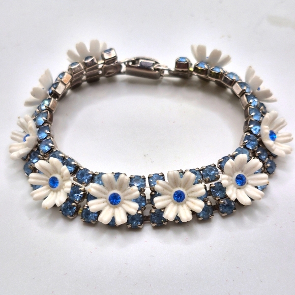Vintage Jewelry - VTG White Flowers & Blue Rhinestones Silvertone Bracelet | Unsigned